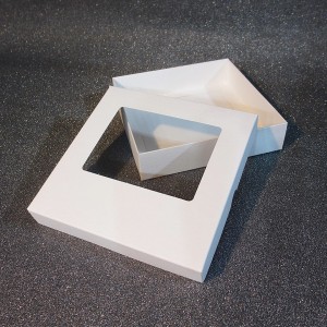 Pudełko z okienkiem kwadratowe białe6.jpg