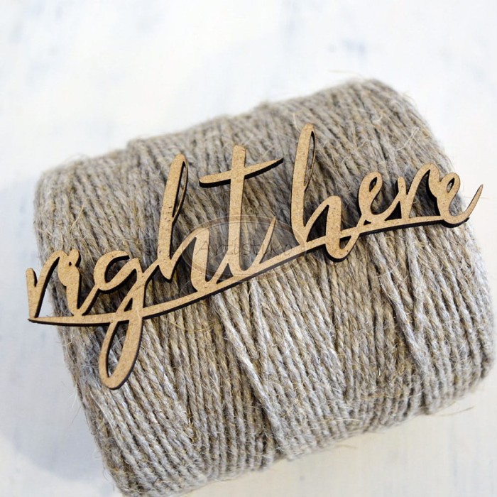 Napis Right here.jpg