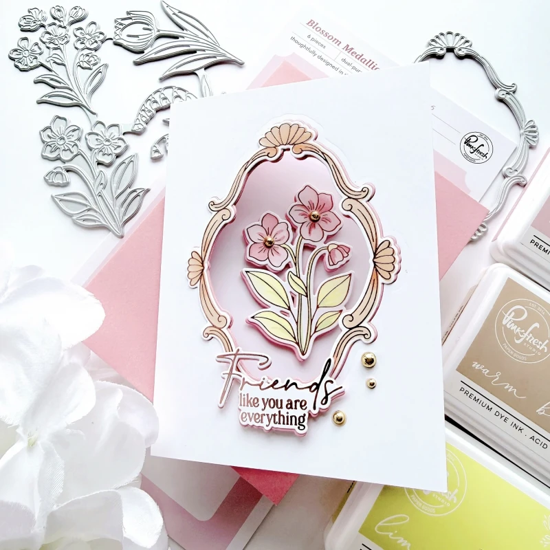 Plytka-do-tloczenia-pinkfresh-studio-sunlit-manor-press-plate-blossom-medallion_2.jpg