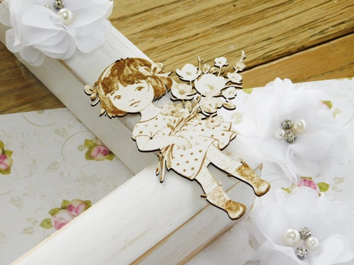 Dziewczynka Bożenka z bukietem kwiatów.jpg