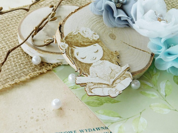 Dziewczynka Paulinka z książką.jpg