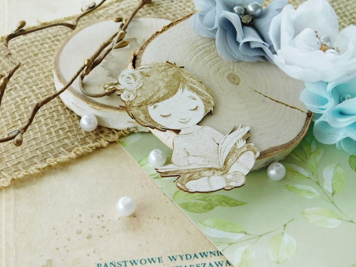 Dziewczynka Renatka z książką.jpg