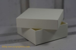 Pudeleczko_na_upominki_z_wieczkiem_02 biale_8X8X3.jpg